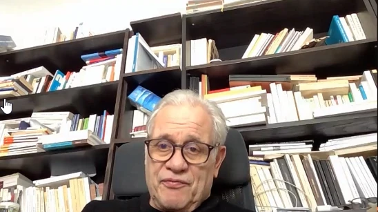 Jean-Gérard Bursztein（比尔斯坦），背景为书架